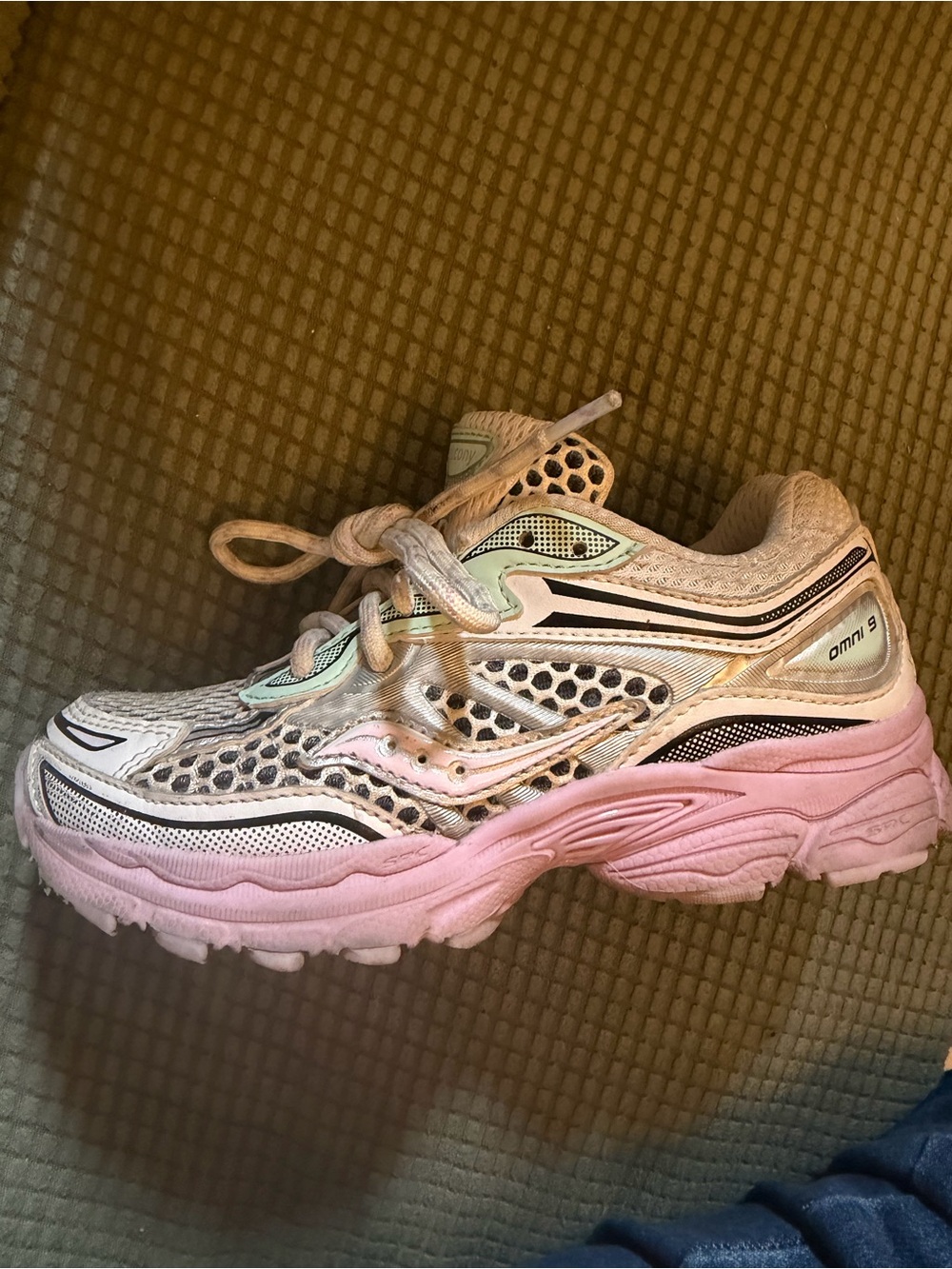 Saucony Omni 9 Sneaker in Cream, Pink and Mint